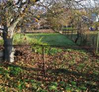 Lakótelek Dolná Krupá-ban, M.H. Chvoteková utcában, őszi levelekkel és fákkal.