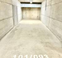 Betongarázs a Kárpát utcában, Poprádon, a 101/093-as számmal.