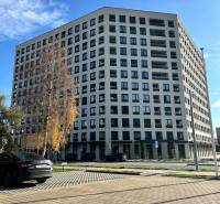 Lakóház a Kárpát utcában, Poprádon, környező parkoló és fák.