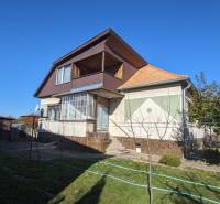 Családi ház Vráble-ben tetőtérrel, kisebb terasszal és gyümölcsfás kerttel.