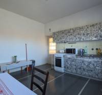 Konyha családi házban kályhával és konyhapulttal, fa dekorációjú padlóval.