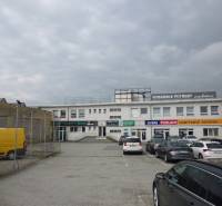 Üzlethelyiségek a Strojnícka utcában, Eperjesen, parkolóval és üzletekkel.