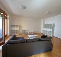 Nappali egy háromszobás lakásban, kanapéval, polcokkal és fa padlóval a Moszkva utcában.