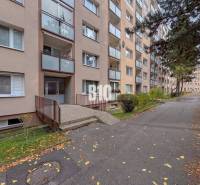 Társasház a Nyitrai Dunajská utcában, 2 szobás lakás számára alkalmas hellyel.