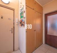 Két szobás lakás előszobája tárolószekrényekkel és kerámia padlóburkolattal.