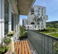 Erkély egy kétszobás lakásban Kysucké Nové Mesto-ban, kilátással a lakóházakra és a zöldterületre.