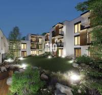 Zsolnán, az Alsó utcában világított lakóházak találhatók, amelyeket zöldterület és terasz vesz körül.