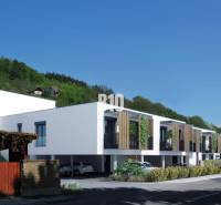 Alacsony modern épületek faelemekkel a zsolnai Alsó utcában.