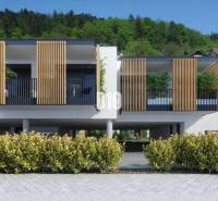 Egy modern épület fa elemekkel a zsolnai Alsó utcában, zölddel körülvéve.