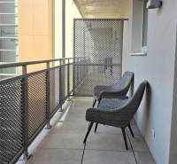 Erkély egy 2 szobás lakásban, Pozsony - Óváros, Bezručova, ülőgarnitúrával és fém korláttal.