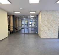 Üvegajtós és kőfalú előcsarnok, Bezručova, Pozsony - Óváros.