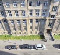 Kilátás a történelmi épületre a Bezručova utcában, Pozsony-Óvárosban.