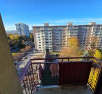 Kilátás egy kétszobás lakás erkélyéről az SNP utcán, Új-Dubnicán, kilátással a panelházakra.