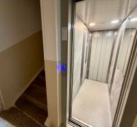 Lift bejárat és lépcsőház az épületben, alkalmas egy 3 szobás lakás számára.