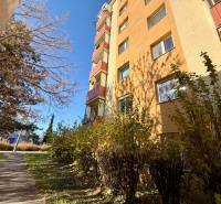 Lakóház a senicei Hurbanova utcán, zölddel és járdával körülvéve.