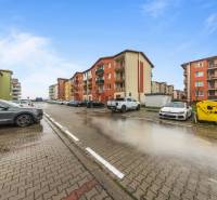 Pezinok, Veltlínska: Lakóházak parkolóval az utcán a kétszobás lakás előtt.