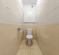 2 szobás lakás fürdőszobája csempével, krémszínű csempék a falon.