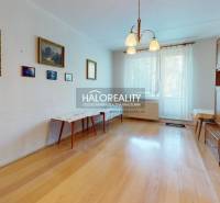 Konyha egy háromszobás lakásban, eredeti konyhabútorral és fa mintázatú padlóval.