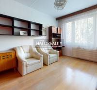 Konyha egy háromszobás lakásban fa dekor padlóval és ablak melletti ülőhellyel.