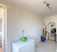 Konyha egy háromszobás lakásban márványpadlóval és erkéllyel.