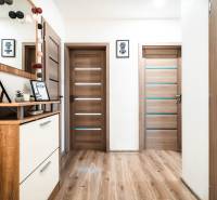 2 szobás lakás belső tere fa dekor padlóval, ajtókkal és dekorációkkal.