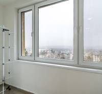 Erkély kilátással egy 2 szobás lakásban, ruhaszárító állvány, ködös város.