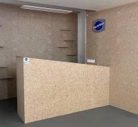 Kereskedelmi helyiségek belső tere fa dekorációval és falra szerelt polcokkal.