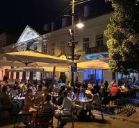 Esti hangulat a Fő utca 74. szám alatt, Kassa – Óváros városrészben. Vendéglátóhelyek.