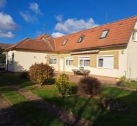 Családi ház a Bernolákova utcában Vráblén, zöld kerttel és kék éggel körülvéve.