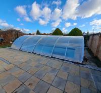 Fedett medence egy családi ház kertjében a Bernolákova utcában, Vráble városában.