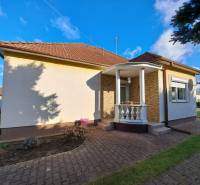 Családi ház Bernolákova utcában Vráble-ben, téglatetővel és kerttel.