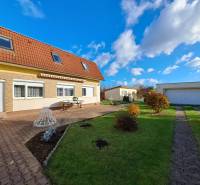 Családi ház az Vráble-i Bernolákova utcában, udvarral, garázzsal és kerttel.