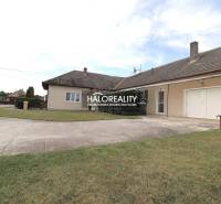 Családi ház Nagykéren, előkert gyeppel és parkolóhely.