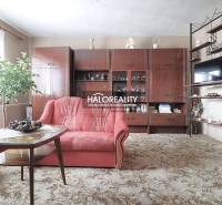 Nappali családi házban piros kanapéval és fa nappali bútorral.