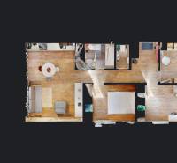 Négy szobás lakás alaprajza fa dekor padlóval és berendezéssel.