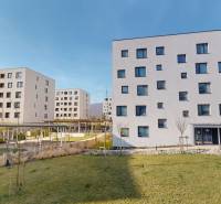 Új építésű lakóparkok Pozsony-Lamacsban zöldterületekkel és sétányokkal.