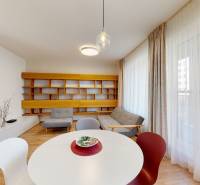 Nappali fa dekor padlóval, kanapéval és eredeti fali polccal.