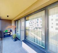 Erkély Pozsony-Lamacsban kilátással, nagy ablakokkal és virágdíszítéssel.