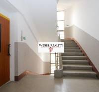 Folyosó lifttel és lépcsőházzal, amely a kétszobás lakás emeletére vezet.