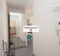 Folyosó egy 2 szobás lakásban fogassal, tükörrel és csempével.