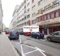 Gorkého utca Pozsony - Óváros parkoló autókkal és üzletekkel.