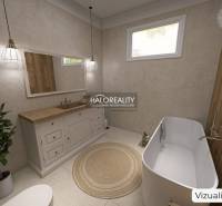 Fürdőszoba családi házban káddal, mosdóval, fa dekorációval és növénnyel.