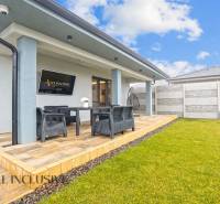 A Galánta, Hídfő utcai családi ház terasza ülőhellyel és gyepfelülettel.