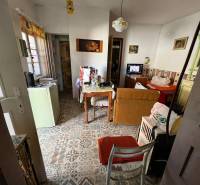 Családi ház belső tere retro dekorációval és díszes padlóval. Rusztikus bútorok és kályha.