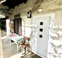 Családi ház Jabloncon, udvarán asztallal és székkel.