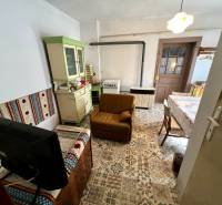 Nappali egy családi házban, rusztikus bútorokkal és mintás padlóval.