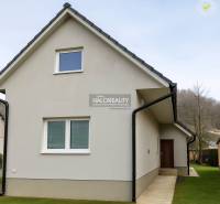 Családi ház Kľačno-ban tetőtérrel és füves környezettel.