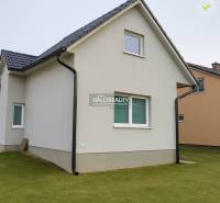 Családi ház Kľačno-ban egyszerű homlokzattal és ferde tetővel.