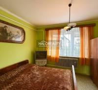 Hálószoba családi házban ággyal, képpel, szekrénnyel és televízióval.