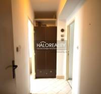 Folyosó egy 3 szobás lakásban beépített szekrénnyel és mennyezeti lámpával.